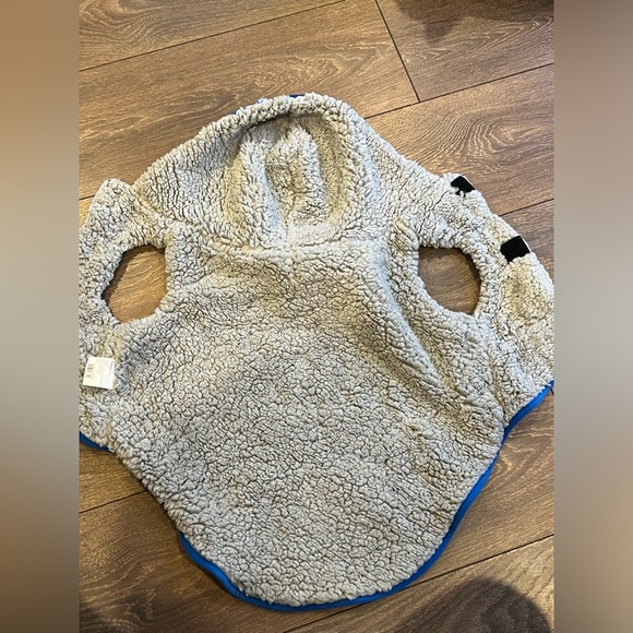 Blue snowflake fleece hoodie for pets - Picture 3 of 6